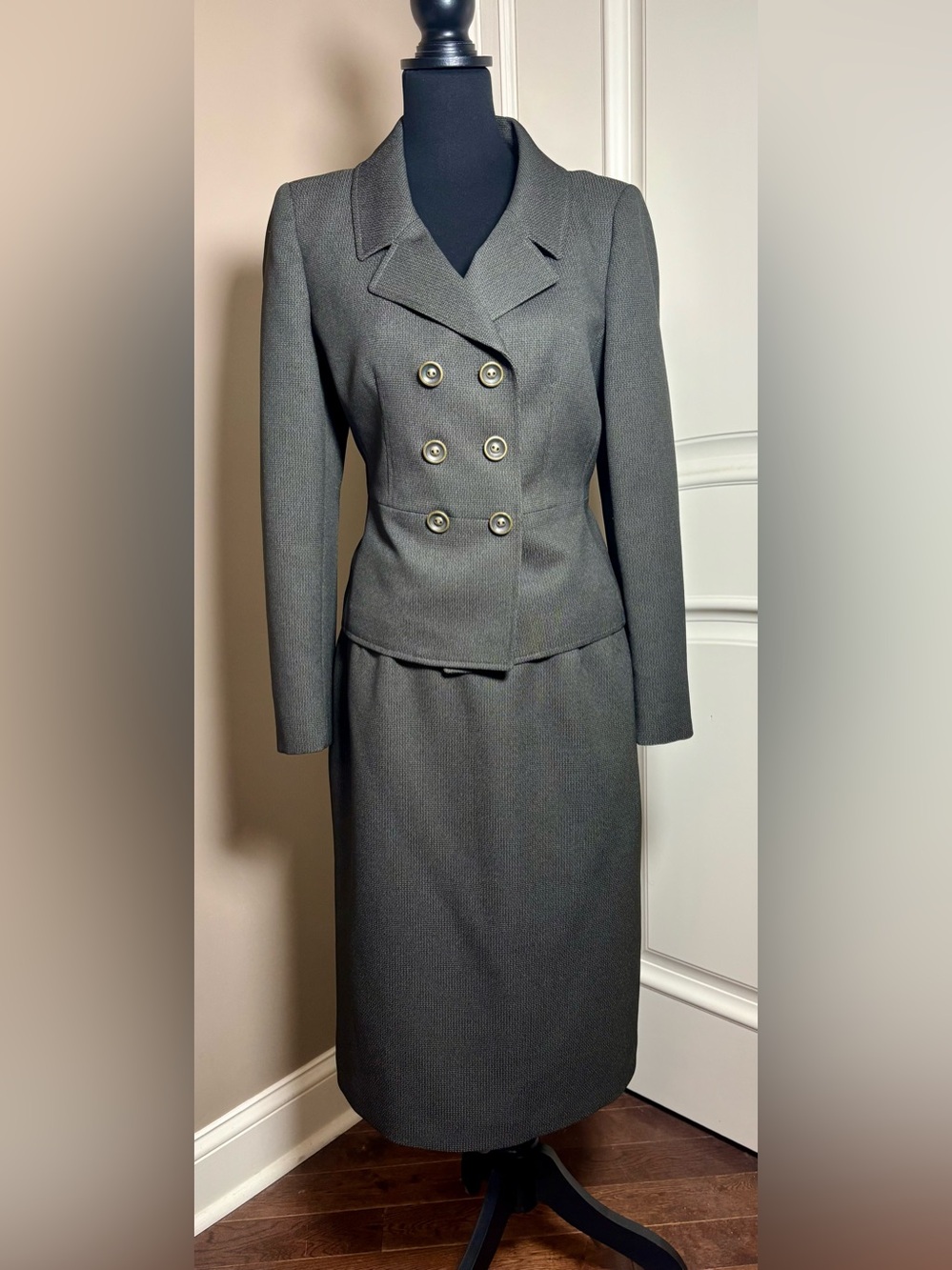 Le Suit Women’s Size 10 Olive Green Textured 2 Pc Skirt Suit Blazer Set